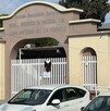 Se observa una fachada de un lugar con letras que dice Secudnaria Andrés S. Viesca.