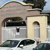 Se observa una fachada de un lugar con letras que dice Secudnaria Andrés S. Viesca.