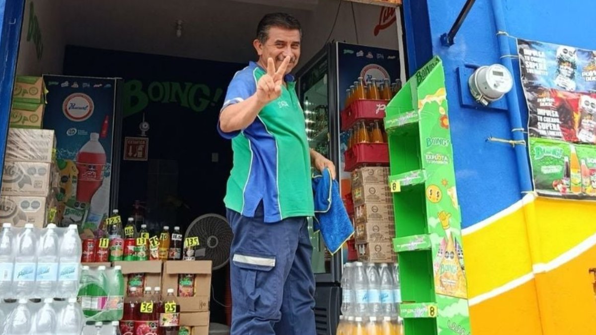 Braulio con su uniforme de trabajo en tienda de Boing