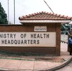 Gente sale a pie de la sede del Ministerio de Salud en Kampala, Uganda, el martes 19 de mayo de 2026.