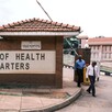 Gente sale a pie de la sede del Ministerio de Salud en Kampala, Uganda, el martes 19 de mayo de 2026.