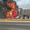 Cabina de un tráiler incendiada y envuelta en llamas en medio de una carretera de Colima durante operativo y narcobloqueos