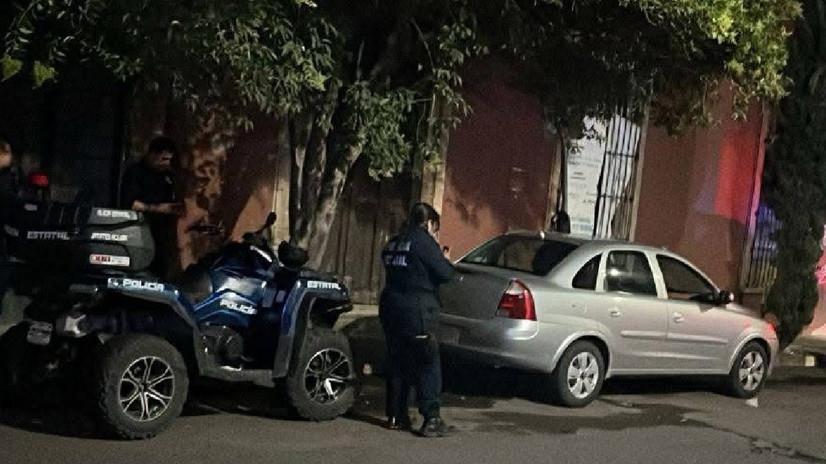 Calles de la ciudad de Durango rodeada de árboles y autos