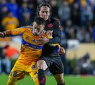 Sebastián Córdova en el partido de Tigres vs Toluca.