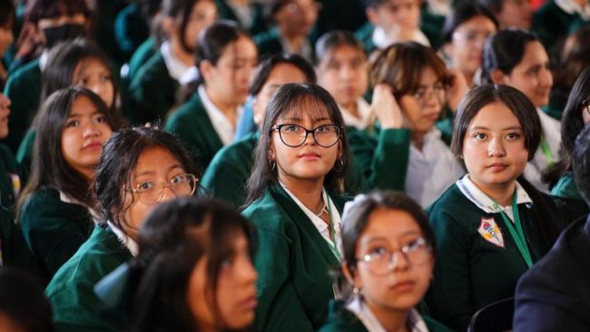 Jóvenes pertenecientes a una escuela incorporada al Sistema Educativo Nacional
