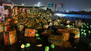 Tráiler volcado en San Pedro.