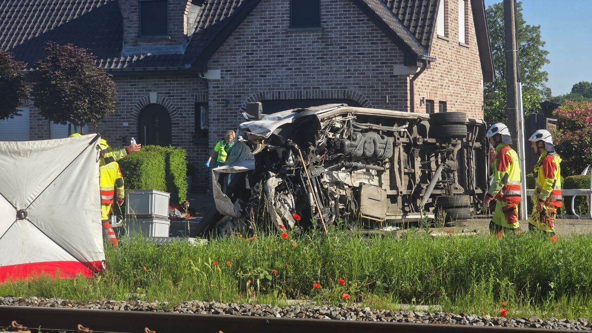 Rescatistas en el lugar de un choque entre un tren y un vehículo en Buggenhout,Bélgica.