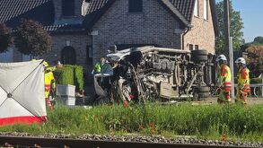 Rescatistas en el lugar de un choque entre un tren y un vehículo en Buggenhout,Bélgica.