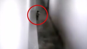 Captura de pantalla de un video de seguridad en blanco y negro donde se ve a un niño en los pasillo de Plaza Ciudadela en Guadalajara