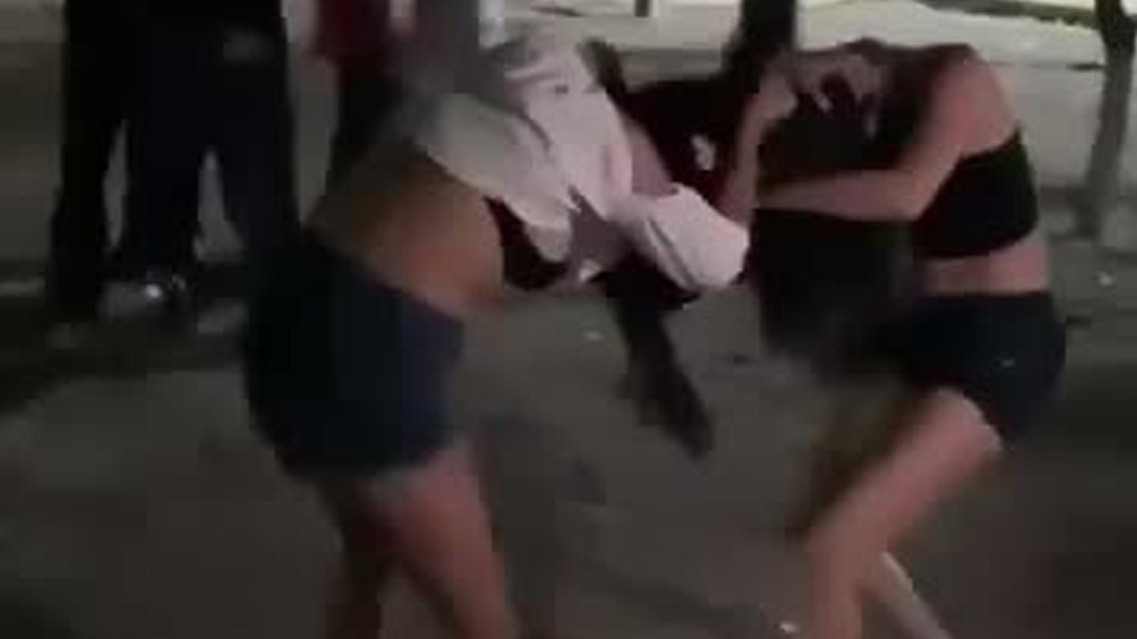 Mientras la disputa ocurría, un grupo de menores de edad alentaba la agresión e incluso documentaba la escena con sus teléfonos celulares.