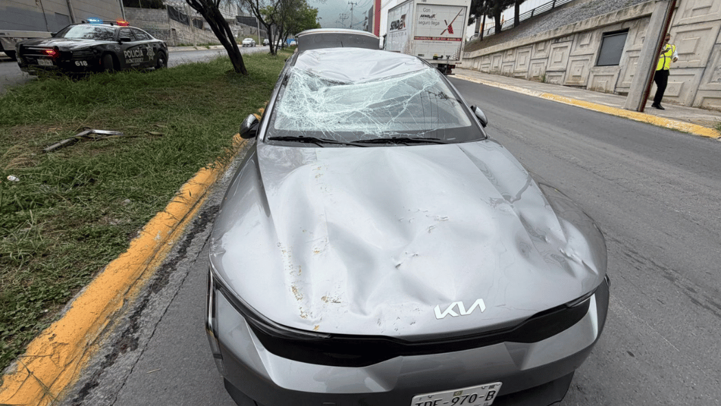 Grúa es volcada por falla mecánica en Cumbres Monterrey, transportaba dos vehículos