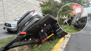 falla mecánica provocó volcadura de una grúa que transportaba dos vehículos