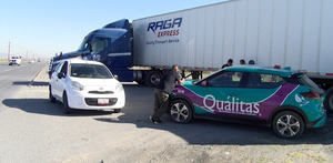 Carambola entre un tráiler y varios vehículos provocó tráfico y tensión entre conductores en Saltillo.