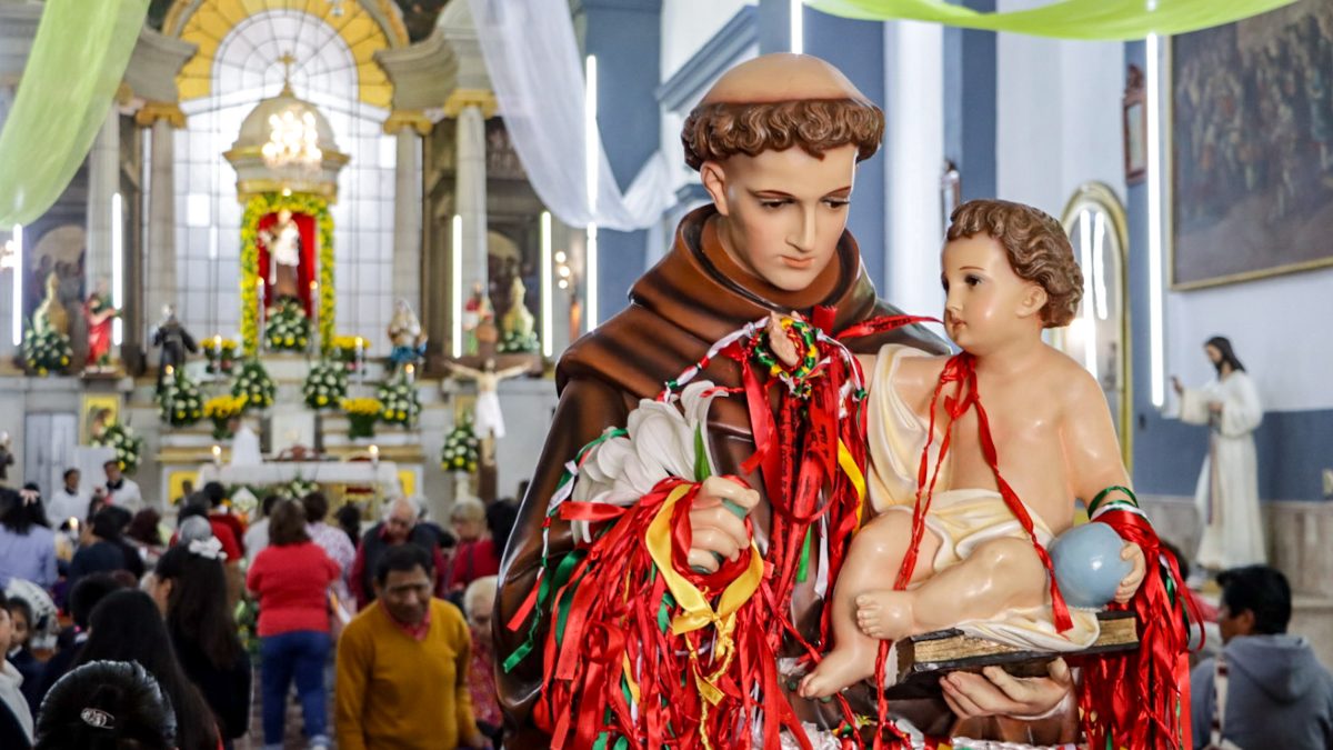 San Antonio en iglesia del bario con listones por su celebración