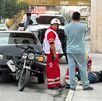 Hombre lesionado recibe atención médica tras choque entre motocicleta y vehículo