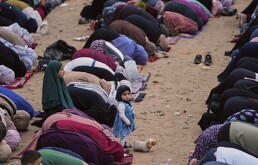 Musulmanes rezando durante las plegarias del Eid al-Adha en Ciudad de Gaza el miércoles 27 de mayo de 2026.