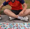 Gonzok llenando su Álbum del Mundial en la Alameda Central.