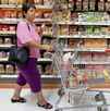 Mujer haciendo compras en supermercado