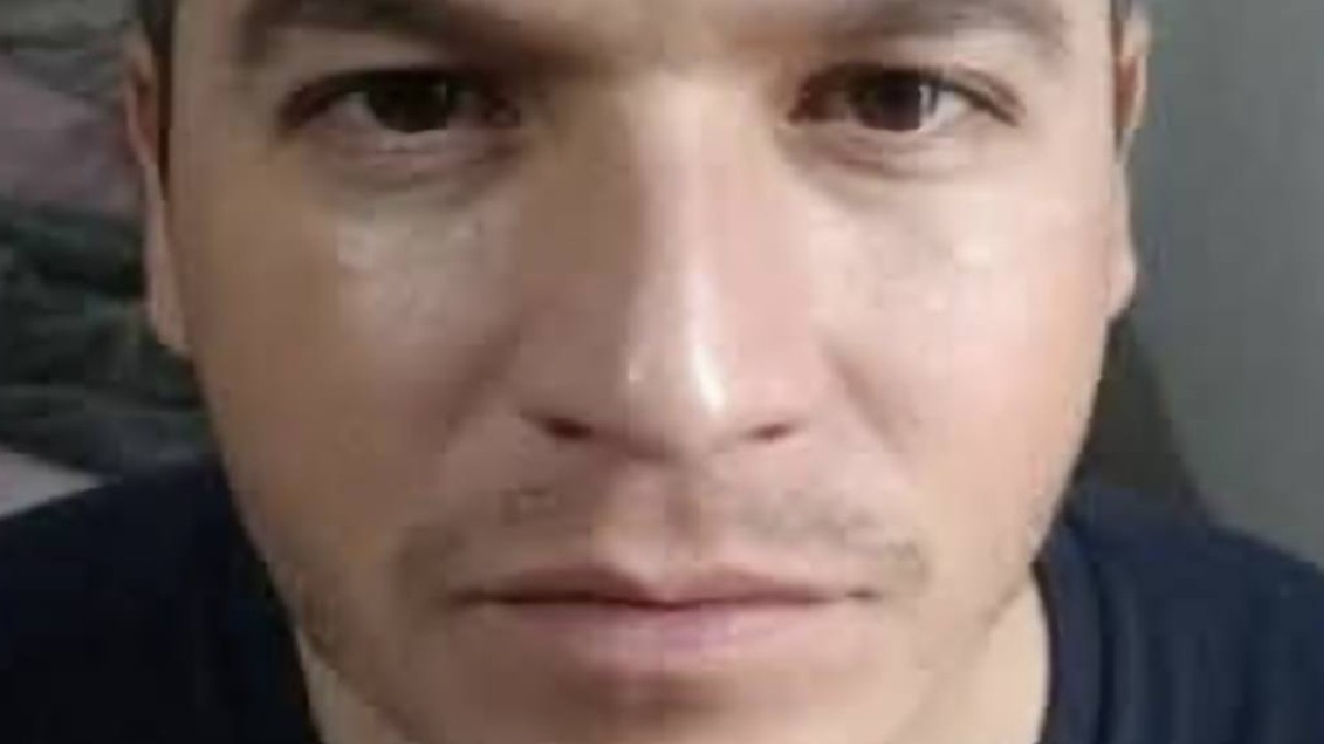 Hombre de piel blanca viendo a la cámara