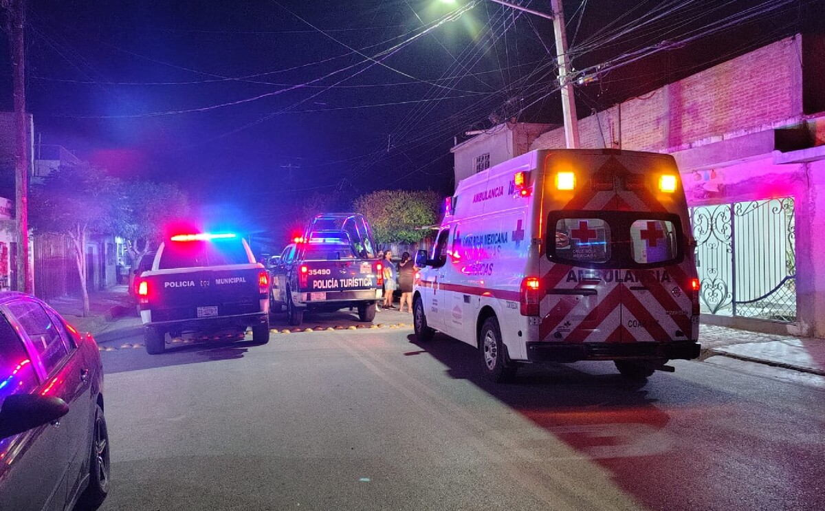 Paramédicos atendiendo el reporte de una mujer golpeada por su ex pareja en colonia Nueva Aurora.
