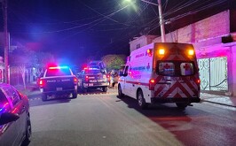 Paramédicos atendiendo el reporte de una mujer golpeada por su ex pareja en colonia Nueva Aurora.