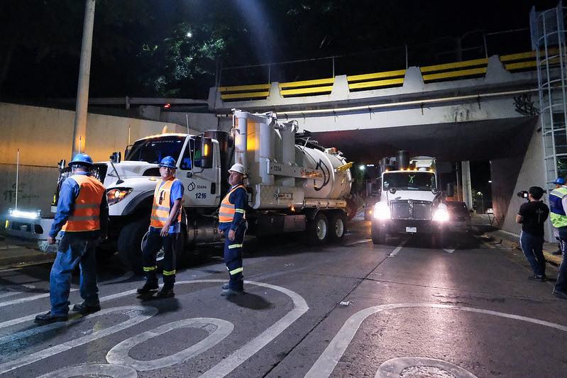 El Siapa realiza trabajos nocturnos de desazolve en la avenida Lázaro Cárdenas y Arcos del Milenio para mitigar inundaciones este 2026. ¡Infórmate!