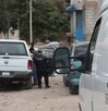 Cinta de seguridad roja junto a un vehículo del Semefo estacionado en Puebla.