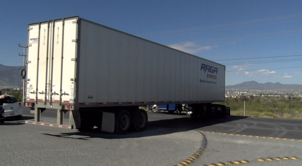 Carambola entre un tráiler y varios vehículos provocó tráfico y tensión entre conductores en Saltillo.