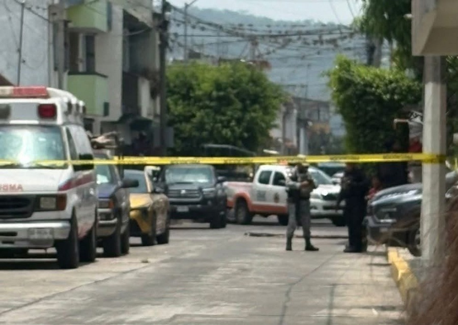 Policía acordona zona del crimen afuera de un salón de belleza de Veracruz.
