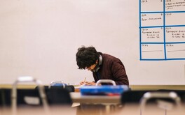 Para aprobar el examen, tendrás que tener 16 de 20 preguntas correctas.