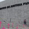 Se observa un edificio color gris con letras que dicen Centro de Justicia Penal.