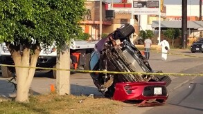 Una persona murió y otra más resultó gravemente lesionada luego de un aparatoso accidente registrado durante la madrugada de este miércoles.