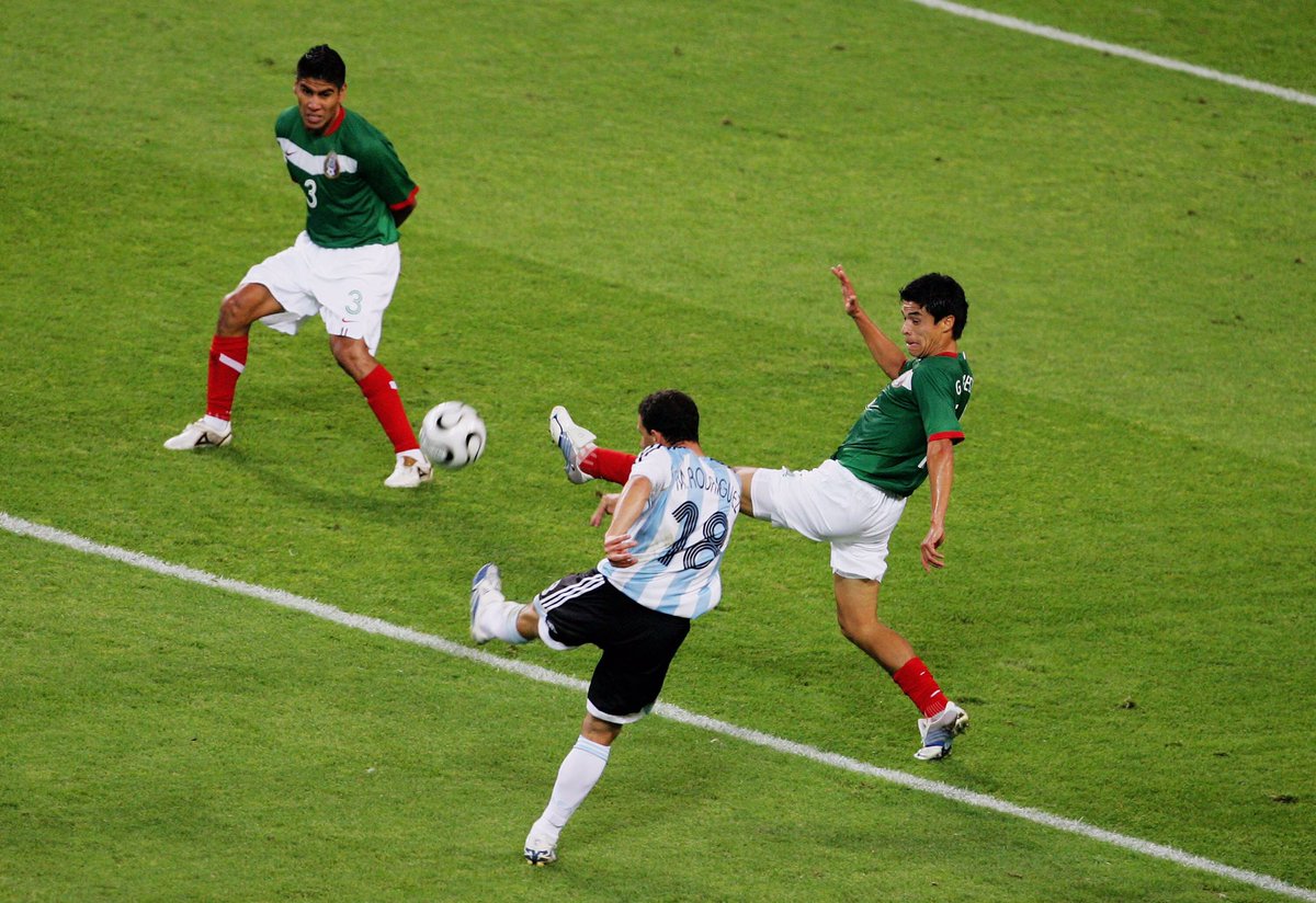 El momento exacto en que Maxi Rodríguez conecta el balón de volea para eliminar a la Selección Mexicana en los Octavos de Final de Alemania 2006.