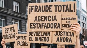 Carteles de supuesta protesta por fraude a una agencia de viajes