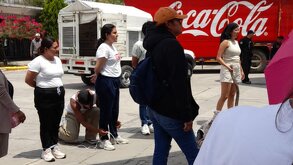 Mujeres y un hombre amarrados por pobladores en Oaxaca.