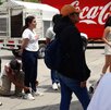 Mujeres y un hombre amarrados por pobladores en Oaxaca.