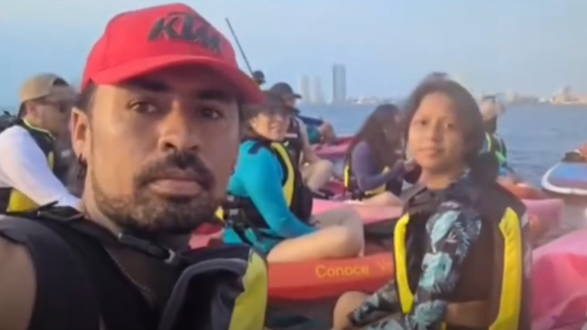 Excursionistas sobre tablas de deporte acuático en medio del mar
