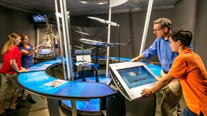 Simuladores de vuelo, viajes espaciales futuristas y experiencias interactivas llegarán al Centro de Ciencias Explora con una exposición internacional.