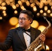 Músicos con instrumentos y alrededor las velas