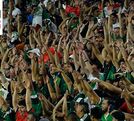 Afición mexicana haciendo la Ola durante un partido de la Selección Nacional.