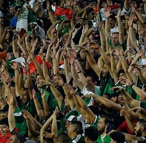 Afición mexicana haciendo la Ola durante un partido de la Selección Nacional.
