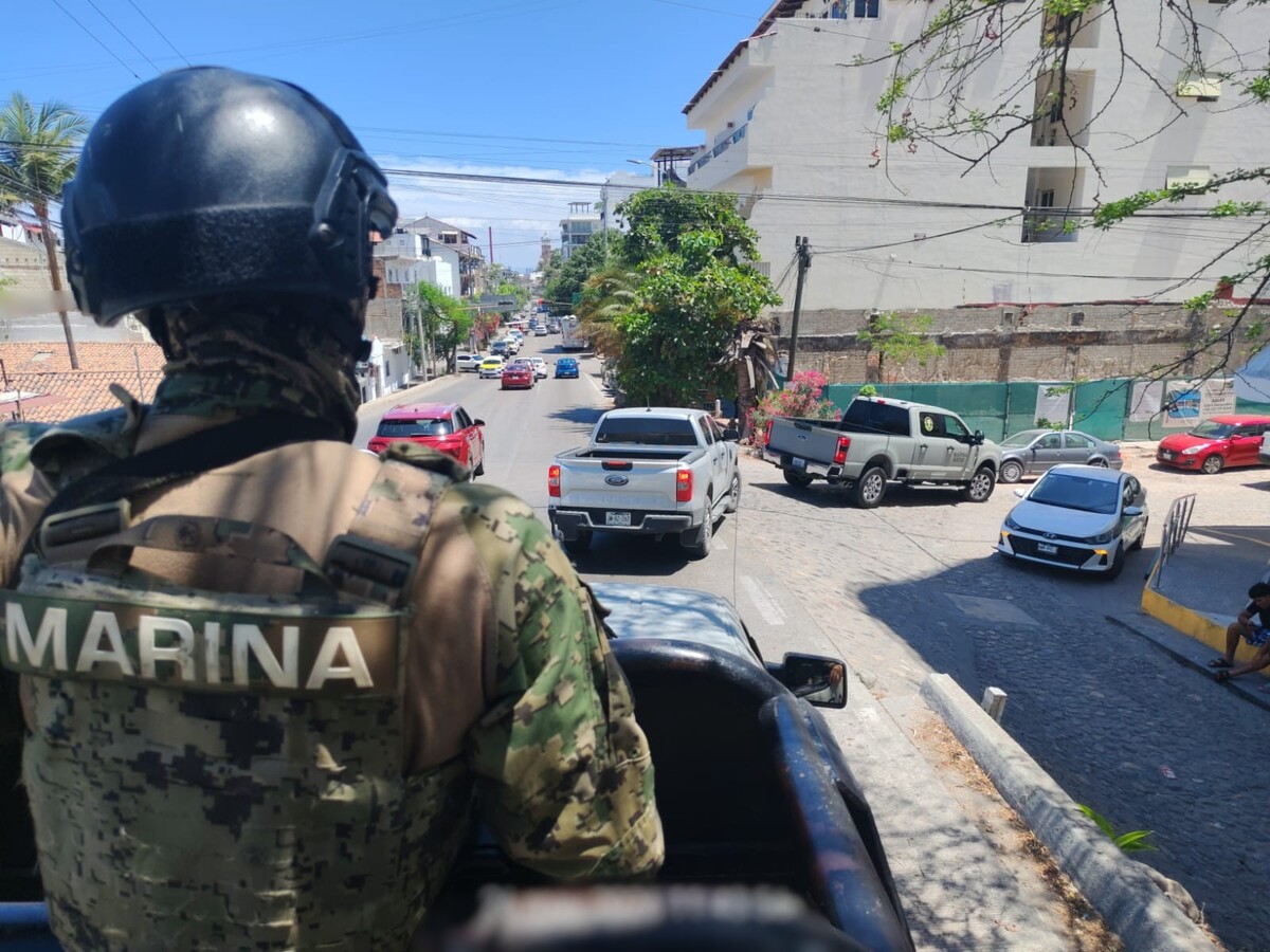 Elemento de la marina sobre una patrulla