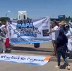 Hombres manifestándose