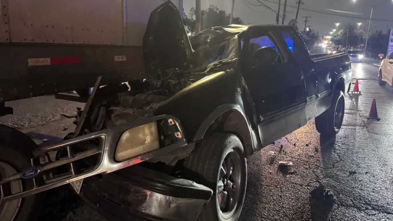Una camioneta pick up chocó contra la caja de un tráiler en el municipio de Escobedo, Nuevo León.