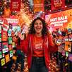 una mujer emocionada con las promociones del hot sale 2026