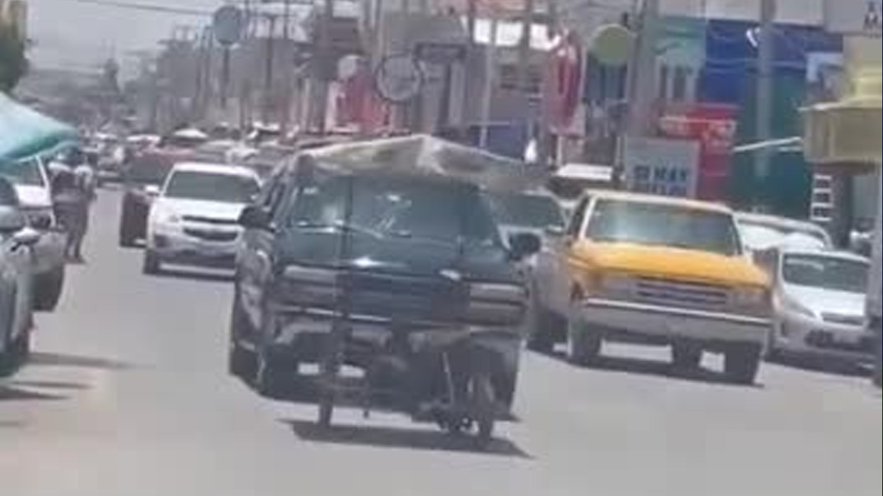 Un mototriciclo estacionado en el centro de Francisco I. Madero avanzó solo y comenzó a dar vueltas a mitad de la calle sin conductor a bordo.