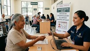Persona de la tercera edad sentada en una mesa con el personas de credencialización