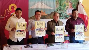 Figura de San Antonio de Padua en iglesia con feligreses