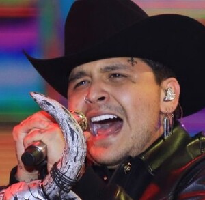 Christian Nodal con sombrero negro