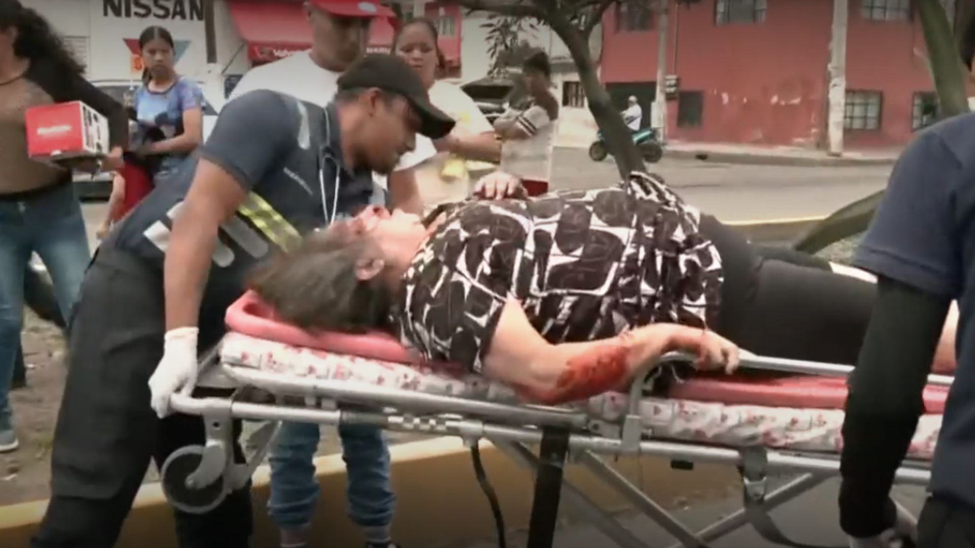 Mujer mayor es arrollada por transporte público en Nezahualcóyotl.